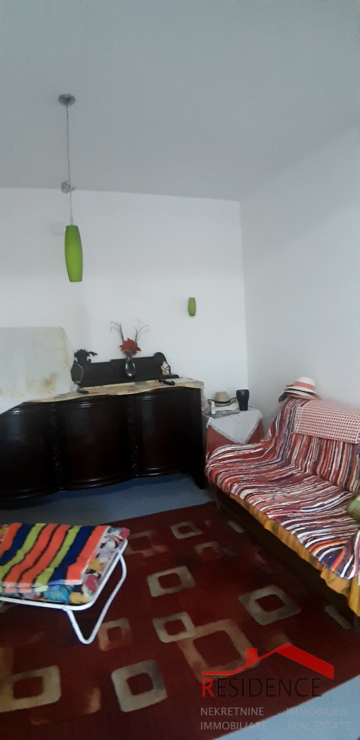 KUĆA U BANJOLAMA SA OKUĆNICOM, 200 METARA DO MORA