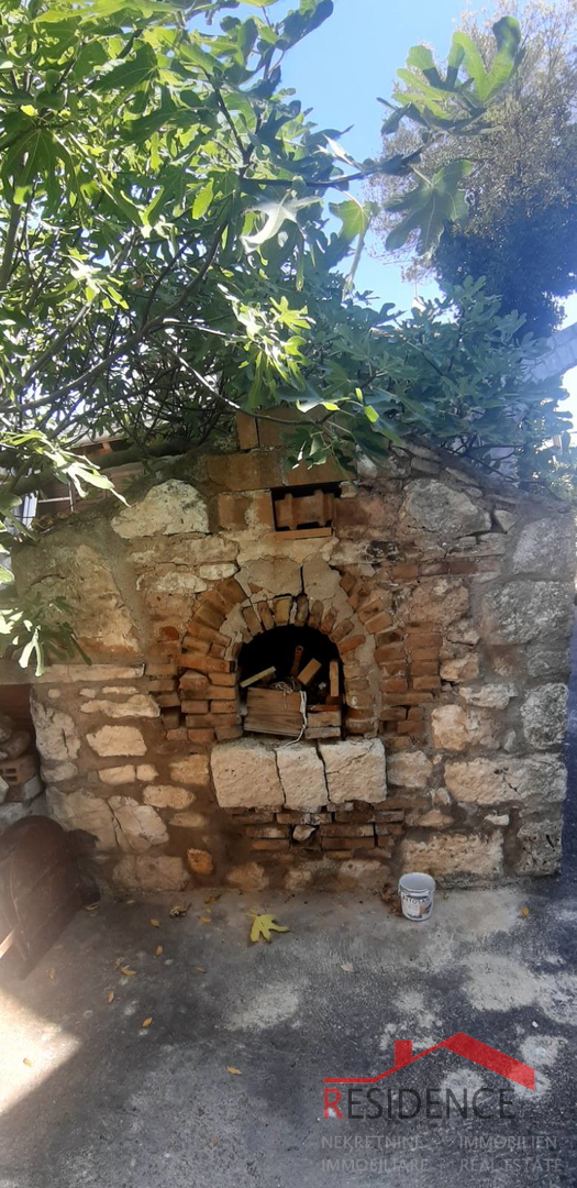 KUĆA U BANJOLAMA SA OKUĆNICOM, 200 METARA DO MORA