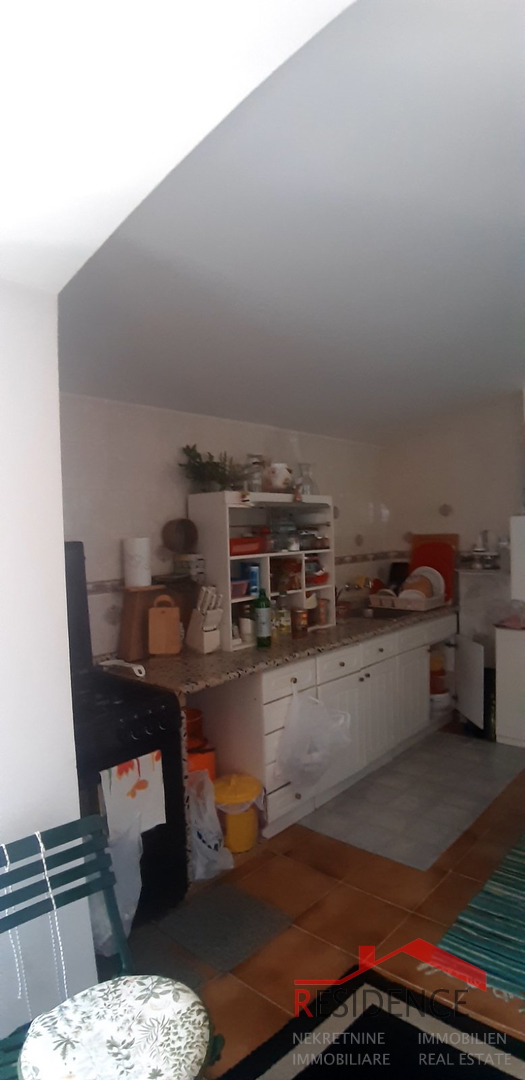 KUĆA U BANJOLAMA SA OKUĆNICOM, 200 METARA DO MORA