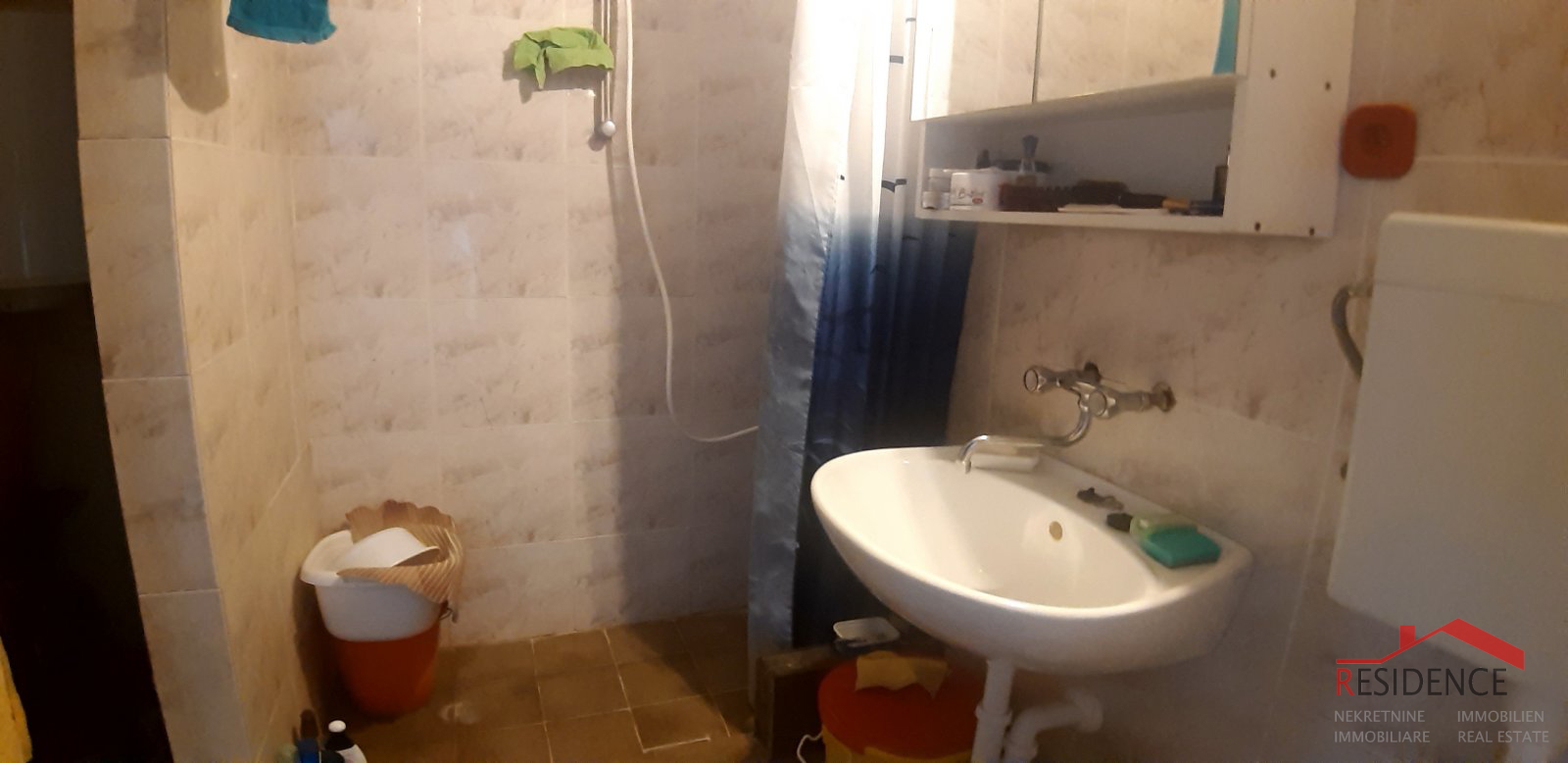 KUĆA U BANJOLAMA SA OKUĆNICOM, 200 METARA DO MORA