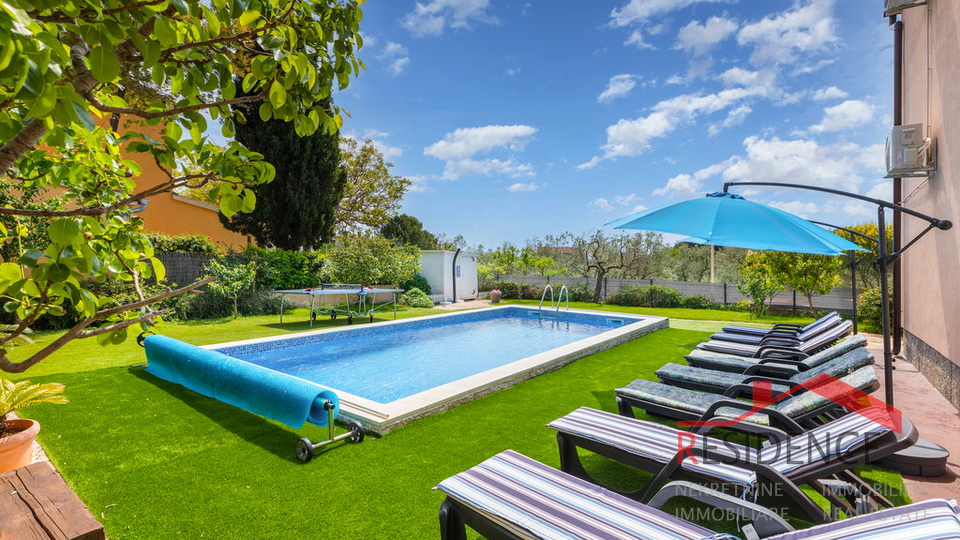 Fasana, casa con piscina e vista sul mare