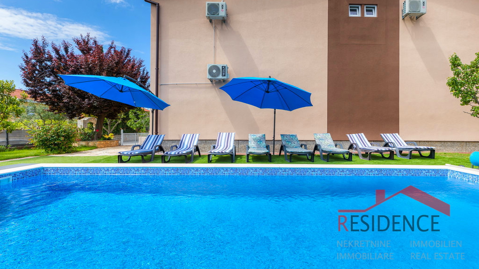 Fasana, casa con piscina e vista sul mare