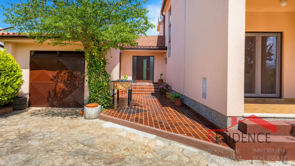 Fasana, casa con piscina e vista sul mare