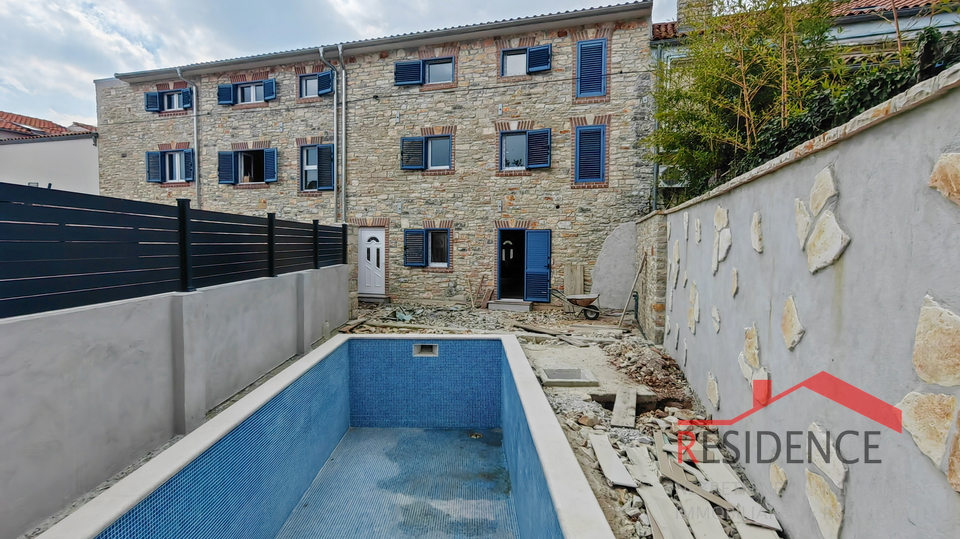 Juršići, casa in pietra con piscina