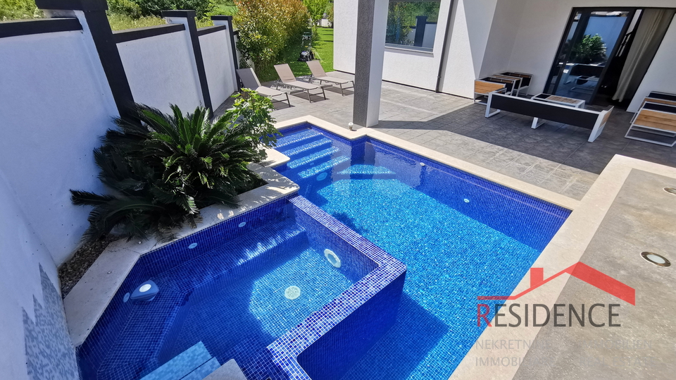 Banjole&comma; luksuzna vila sa bazenom&comma; blizu mora i Marine