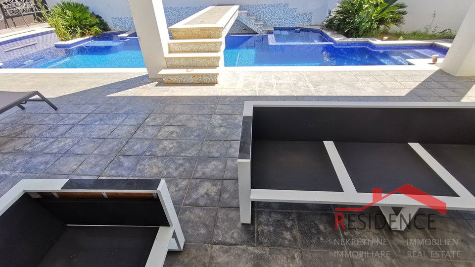 Banjole&comma; luksuzna vila sa bazenom&comma; blizu mora i Marine