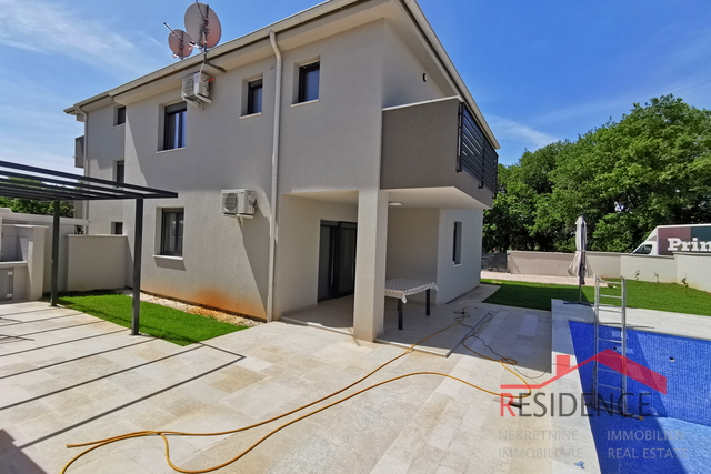 Pomer, nova villa s bazenom blizu mora i Aci Marine Pomer