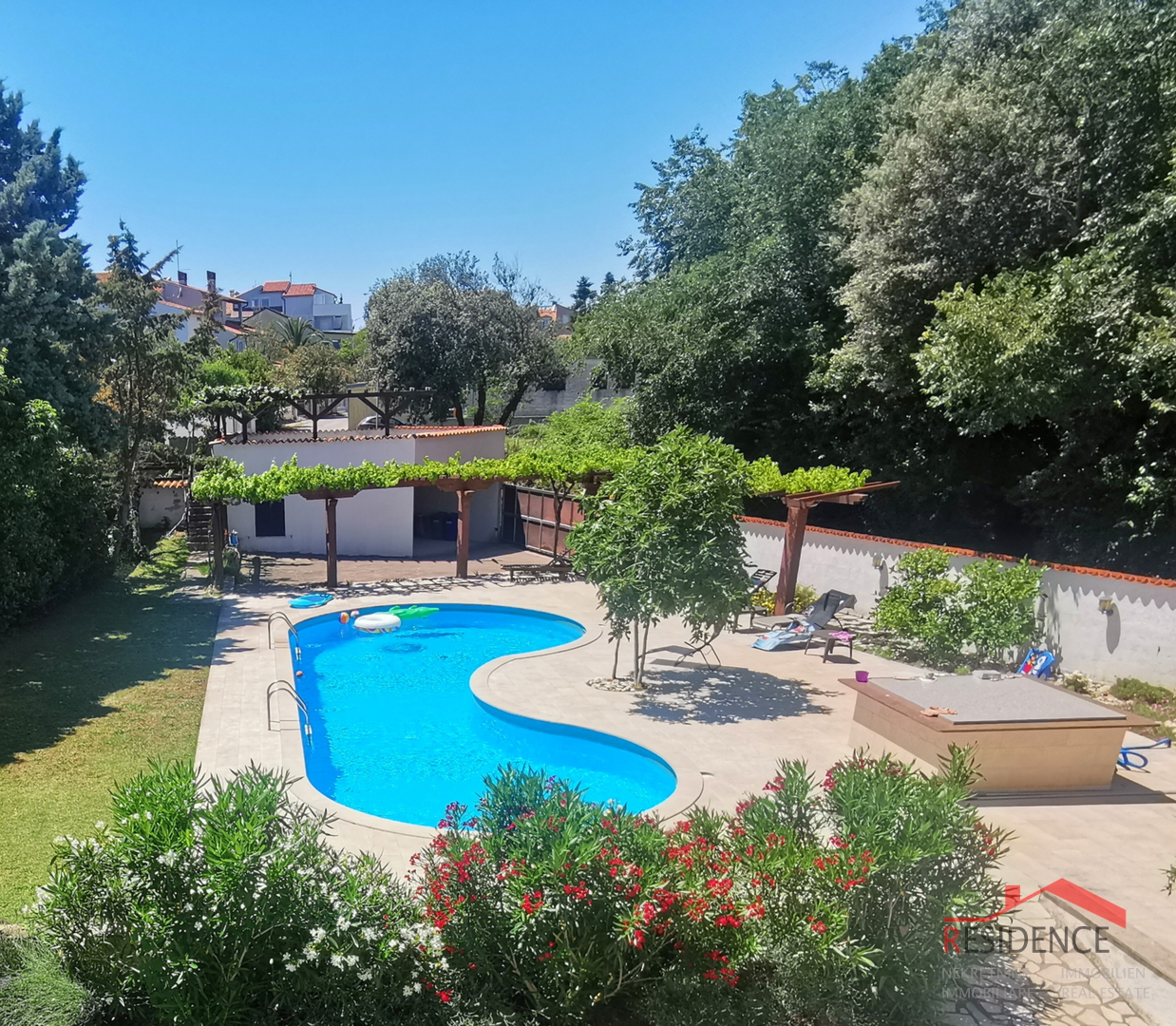 HOUSE IN BANJOLE WITH SWIMMING POOL, 6 APARTMENTS