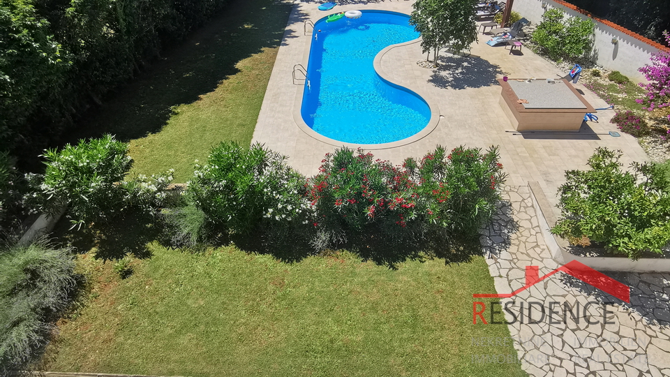 HOUSE IN BANJOLE WITH SWIMMING POOL, 6 APARTMENTS