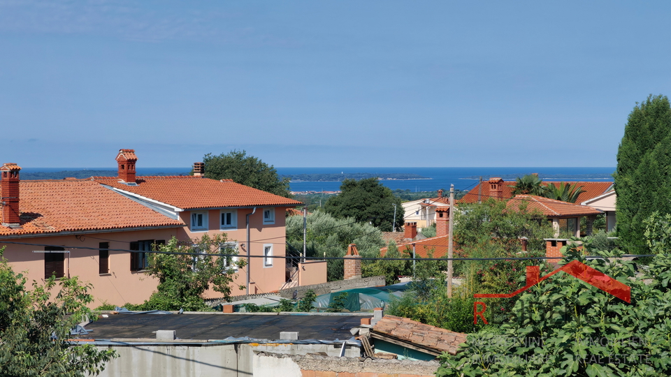 Galižana, a house in the center with a garage