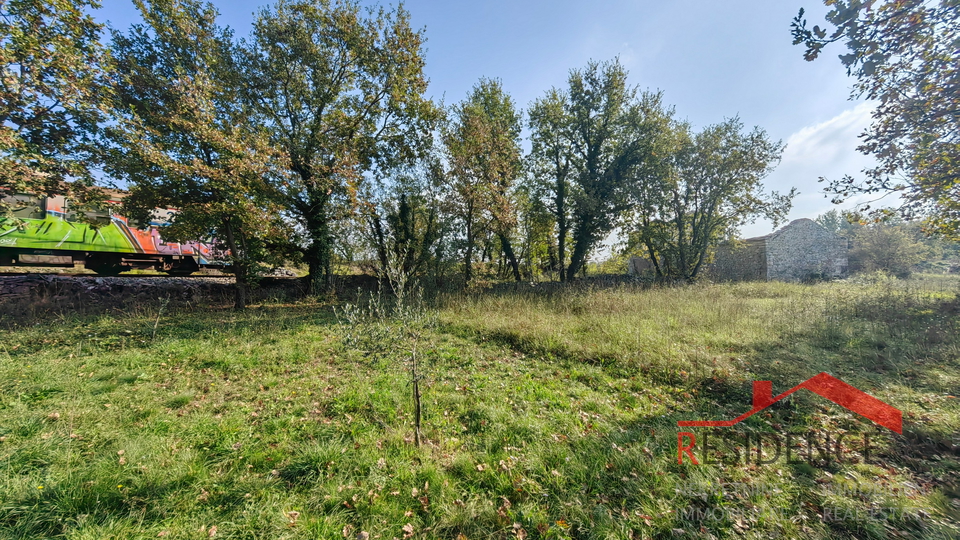 CUKRIĆI, AN OLD STONE HOUSE FOR RENOVATION WITH A LARGE YARD