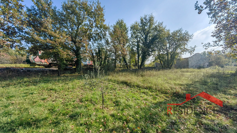 CUKRIĆI, AN OLD STONE HOUSE FOR RENOVATION WITH A LARGE YARD