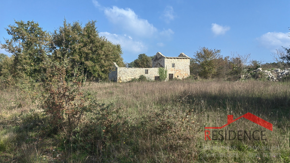 CUKRIĆI, AN OLD STONE HOUSE FOR RENOVATION WITH A LARGE YARD