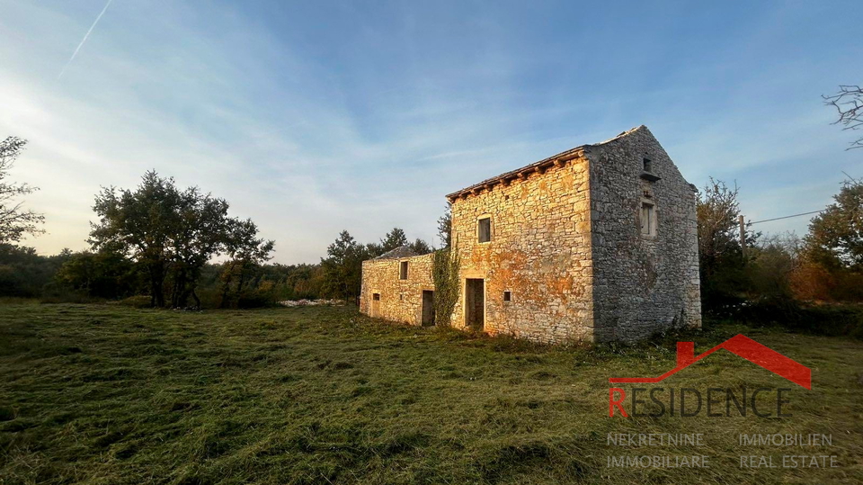 CUKRIĆI, AN OLD STONE HOUSE FOR RENOVATION WITH A LARGE YARD