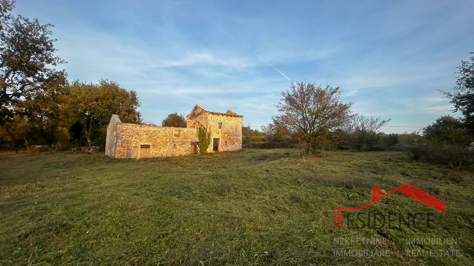 CUKRIĆI, AN OLD STONE HOUSE FOR RENOVATION WITH A LARGE YARD