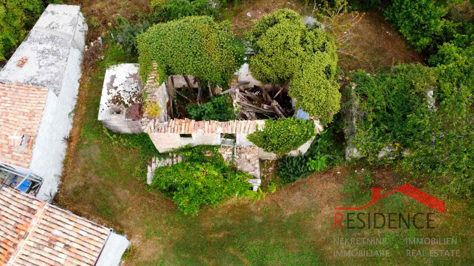 Gračišće, old Istrian ruined house with a large garden