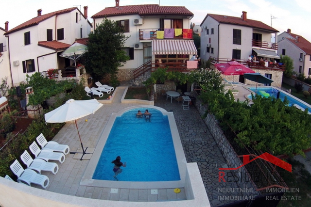 BANJOLE, CASA CON PISCINA