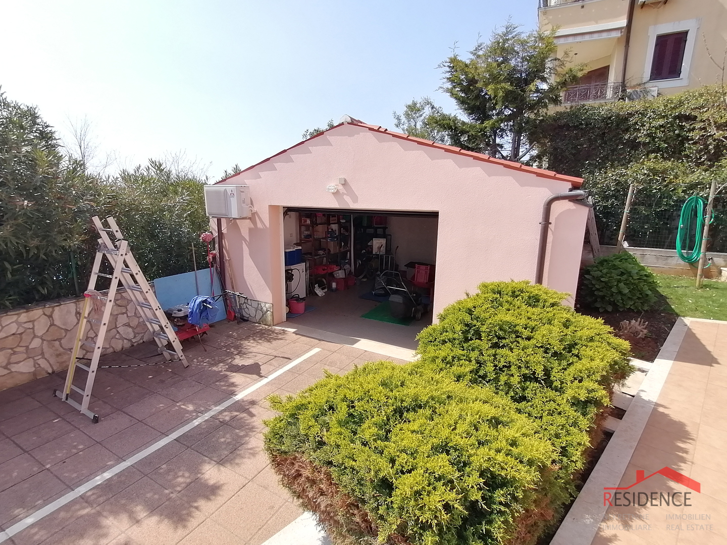 Samostojeća kuća u Premanturi s pogledom na more