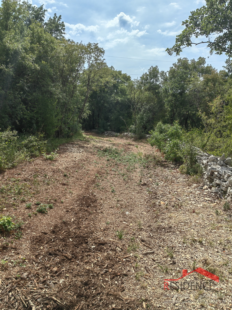 Bale, poljoprivredno zemljište na mirnoj lokaciji