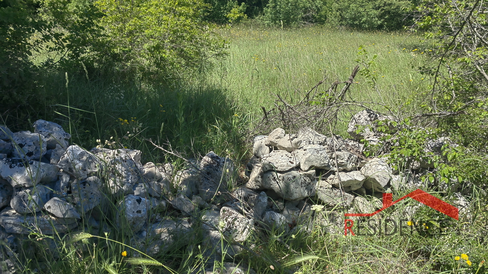 Bale-Krmed, terreno agricolo vicino all'asfalto