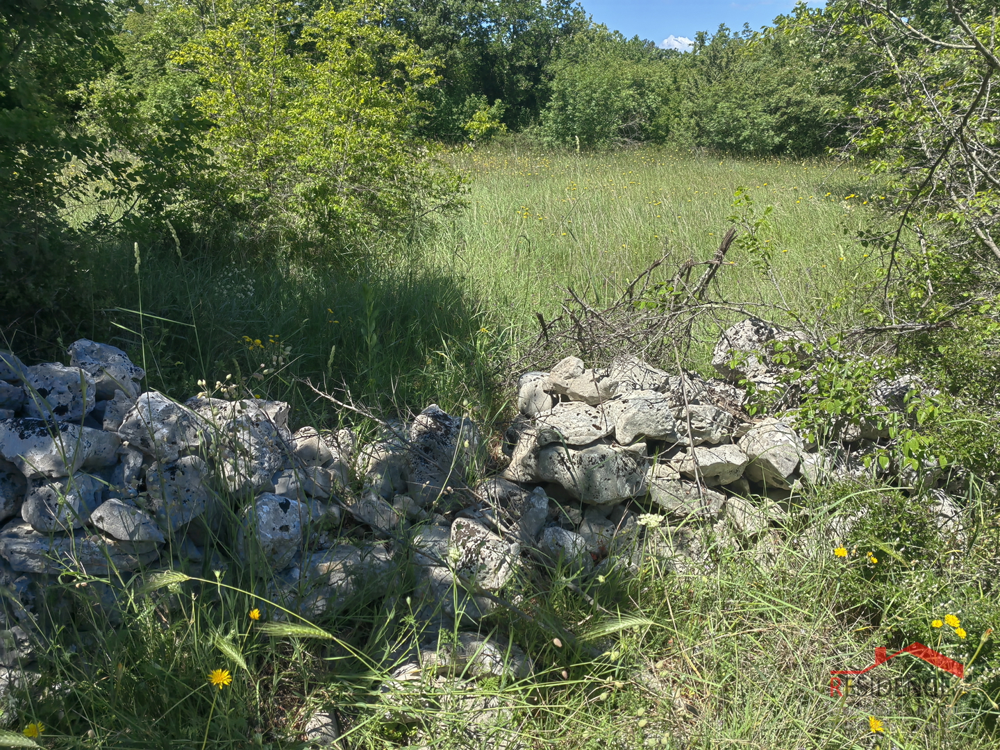 Bale-Krmed, Ackerland neben Asphalt