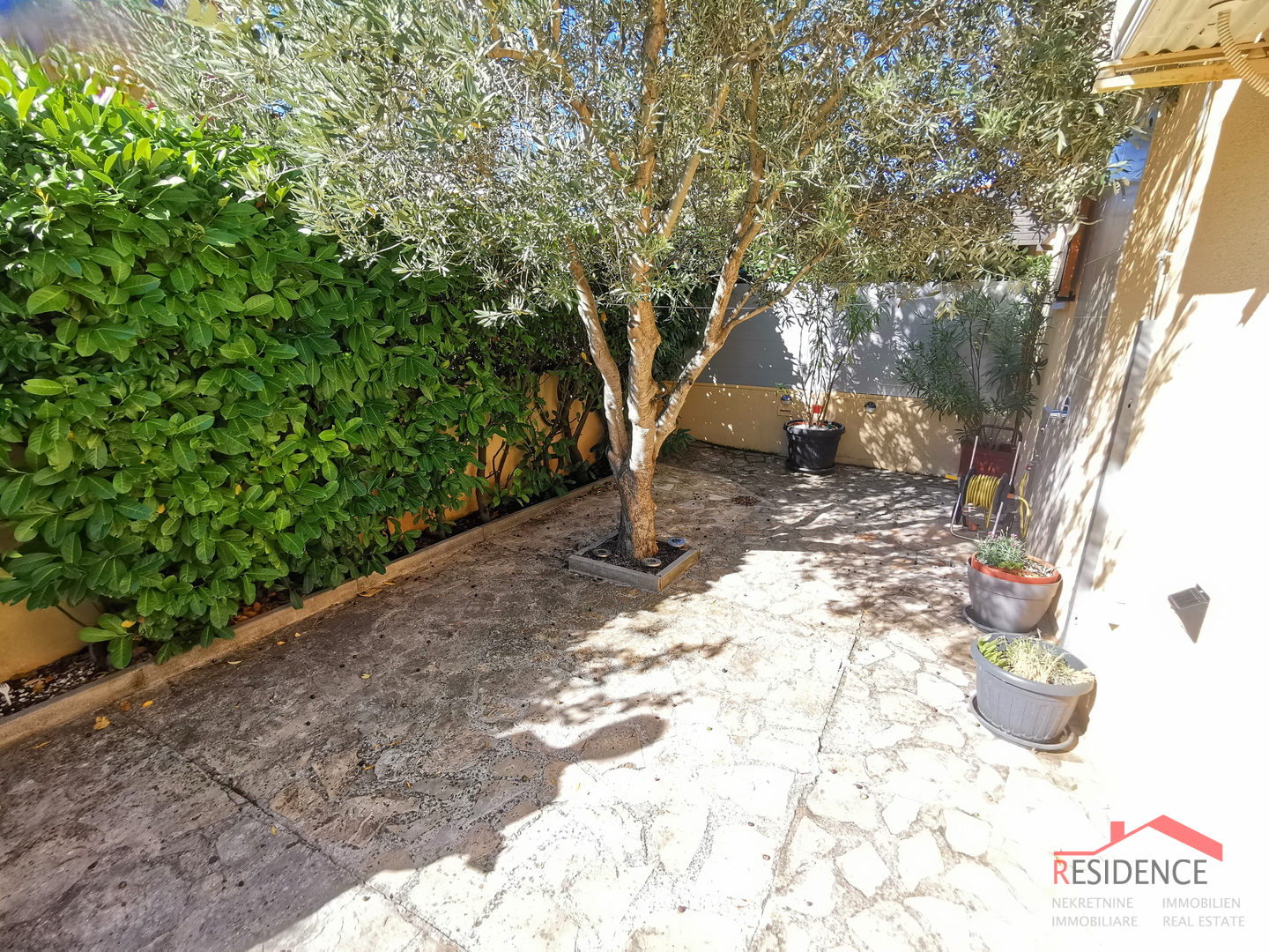 Ekskluzivna prodaja stana s vrtom u Banjolama - Volme