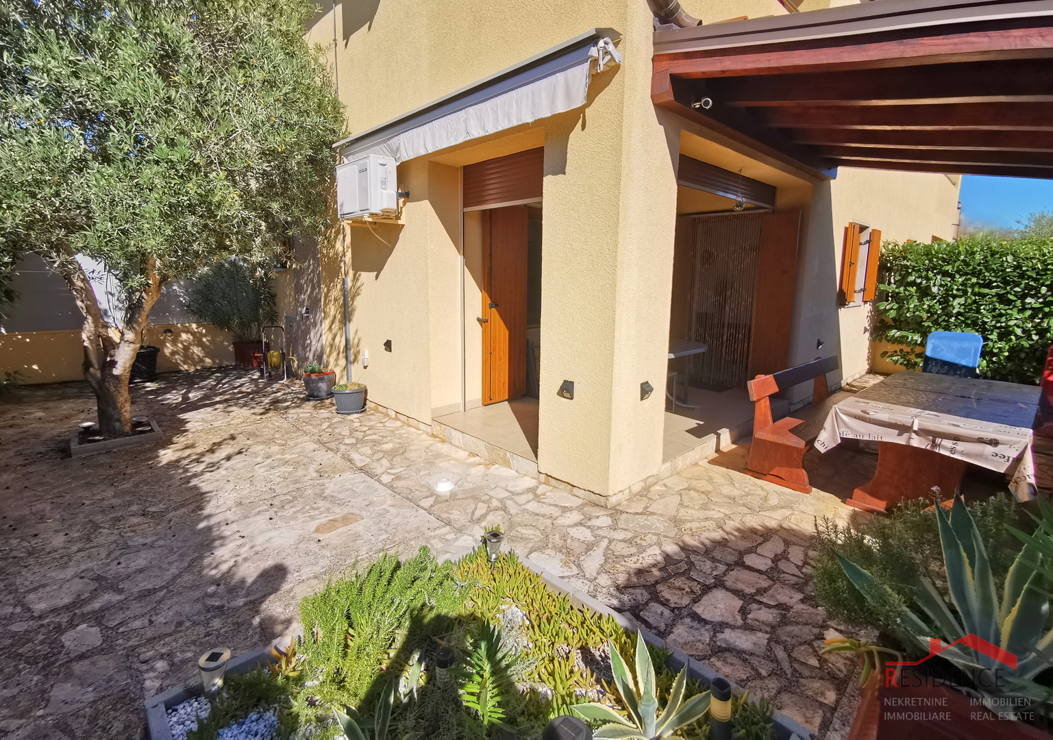 Ekskluzivna prodaja stana s vrtom u Banjolama - Volme