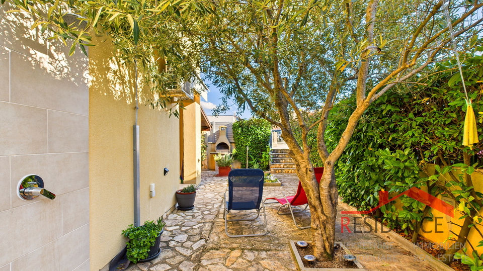 Ekskluzivna prodaja stana s vrtom u Banjolama - Volme