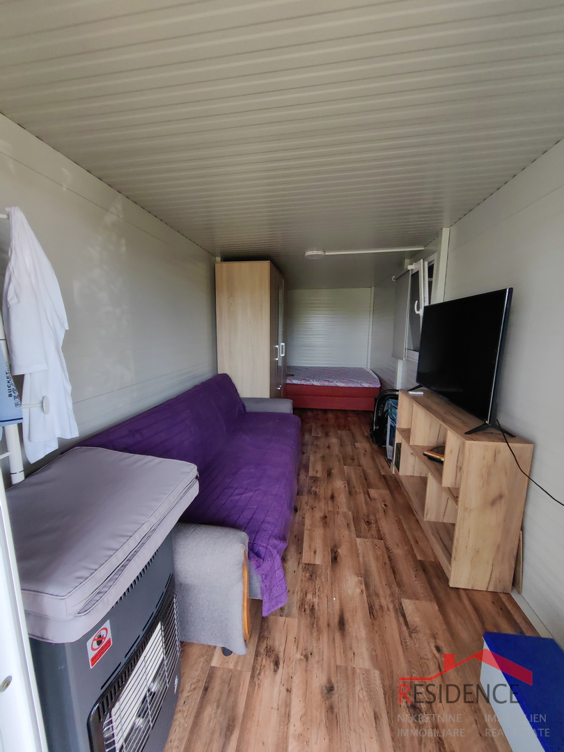 Ackerland in Fažana mit einem Wochenendhaus