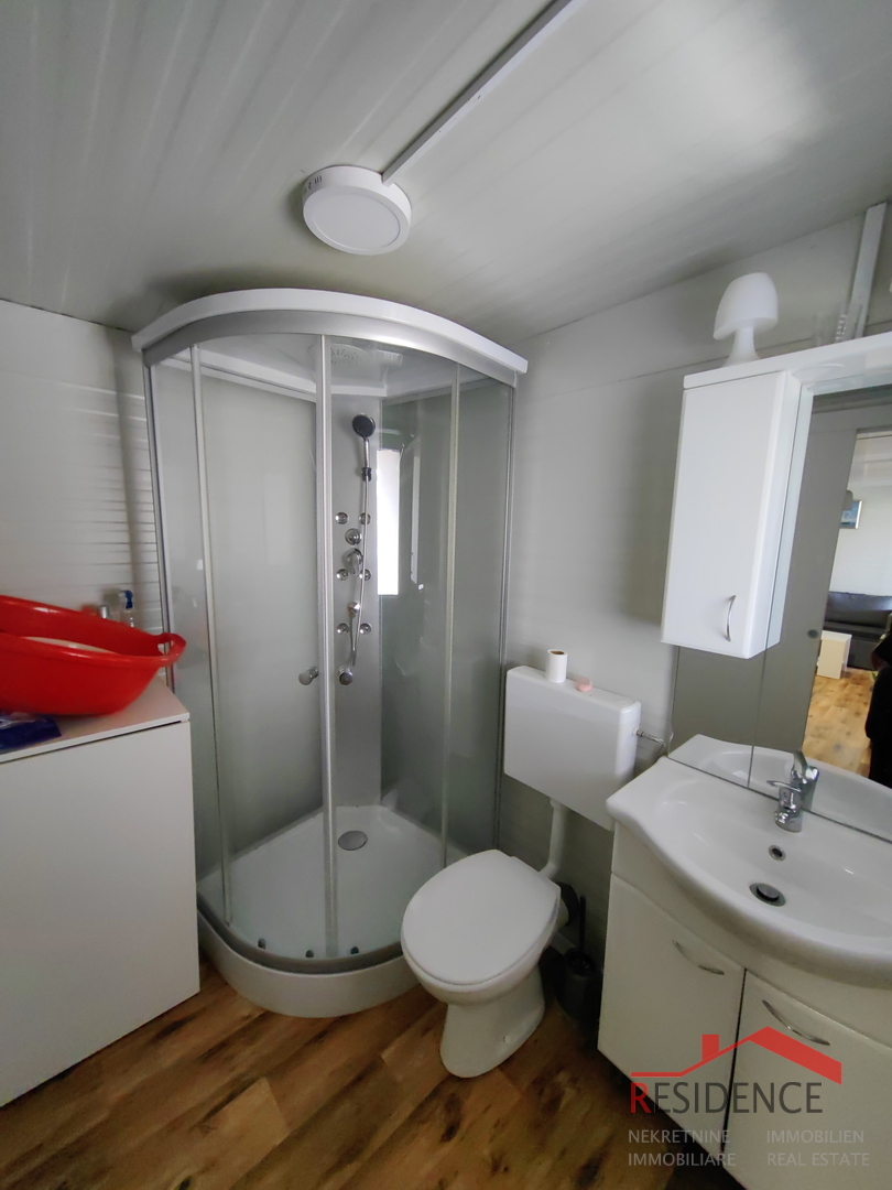 Ackerland in Fažana mit einem Wochenendhaus