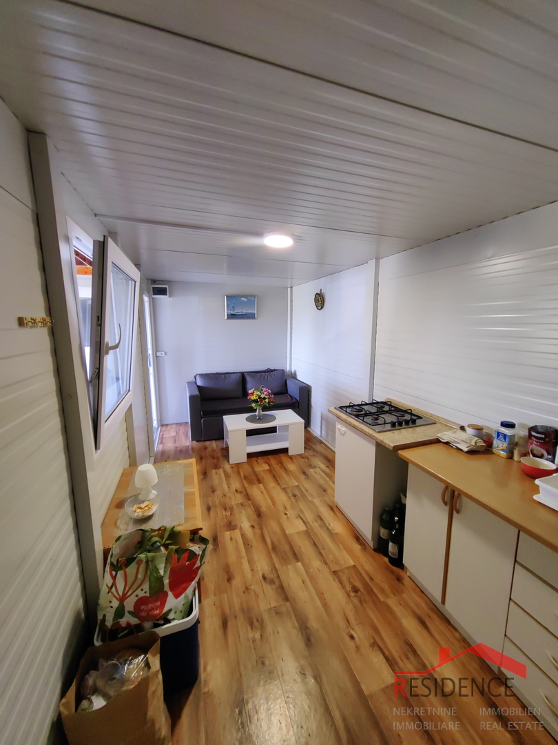 Ackerland in Fažana mit einem Wochenendhaus