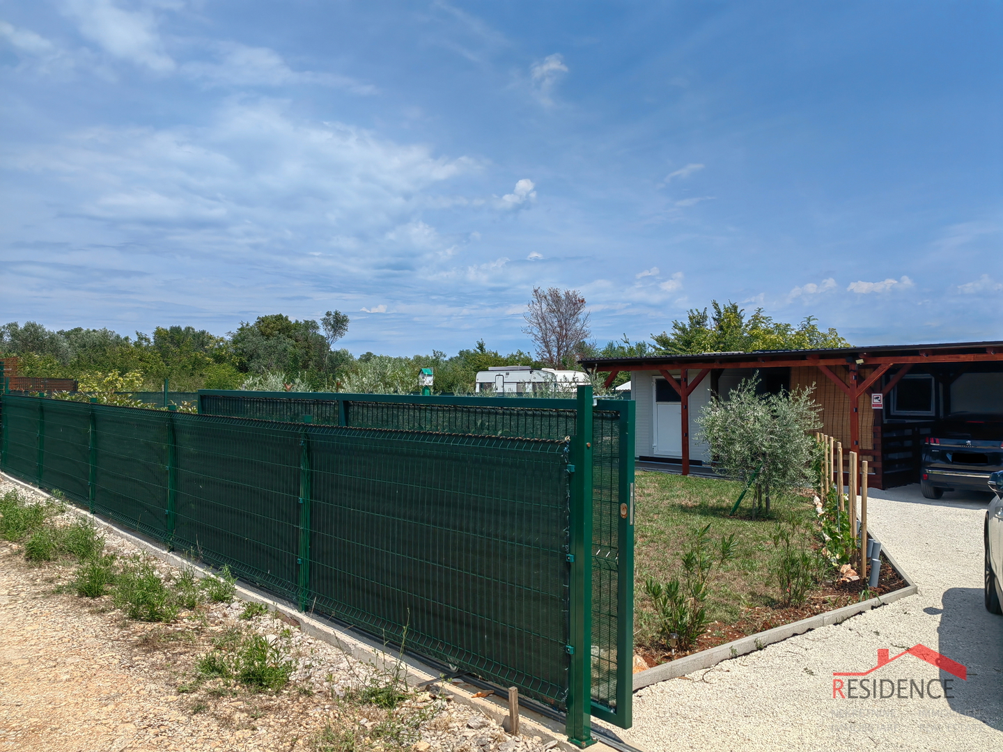 Ackerland in Fažana mit einem Wochenendhaus