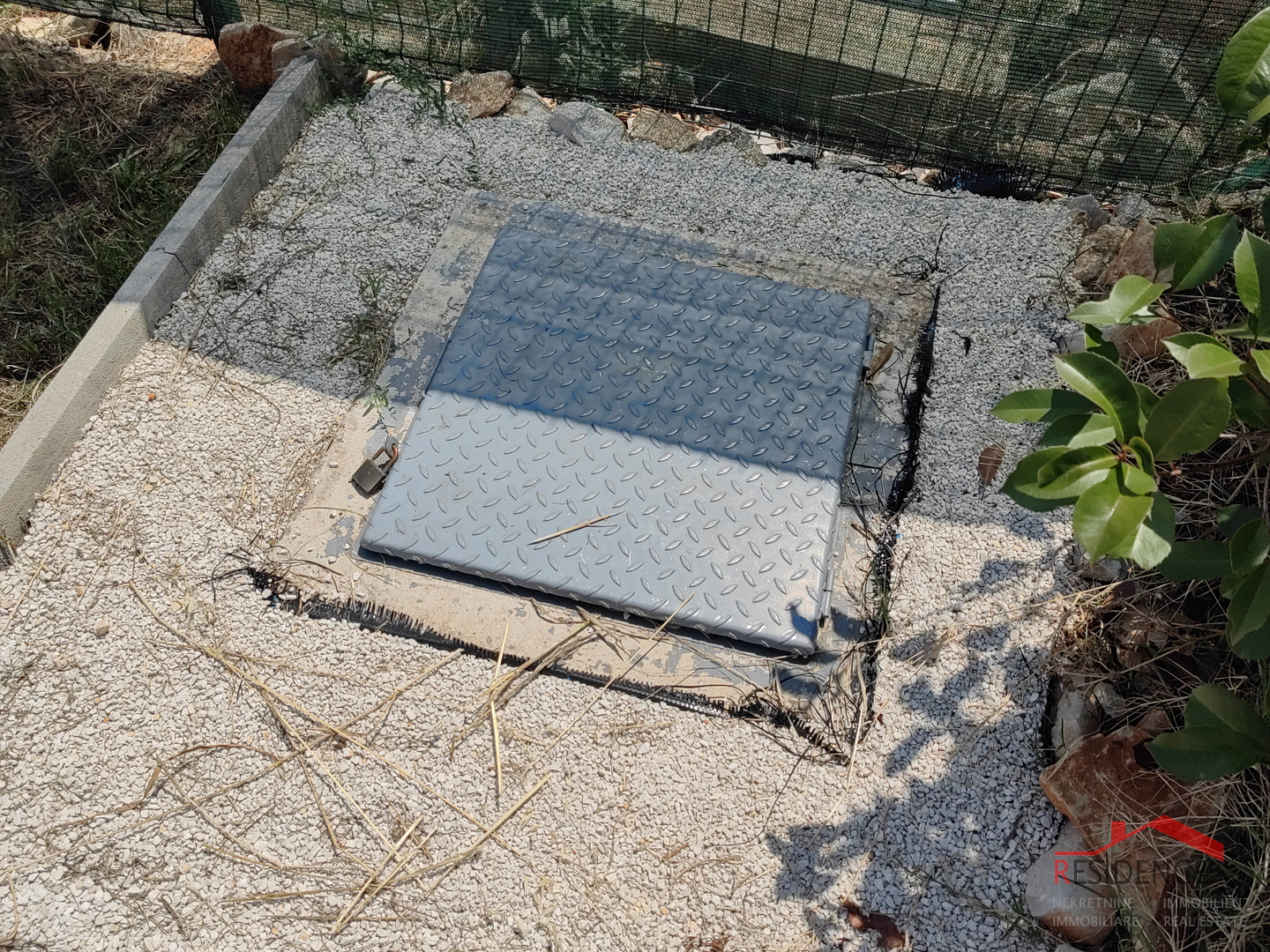 Ackerland in Fažana mit einem Wochenendhaus