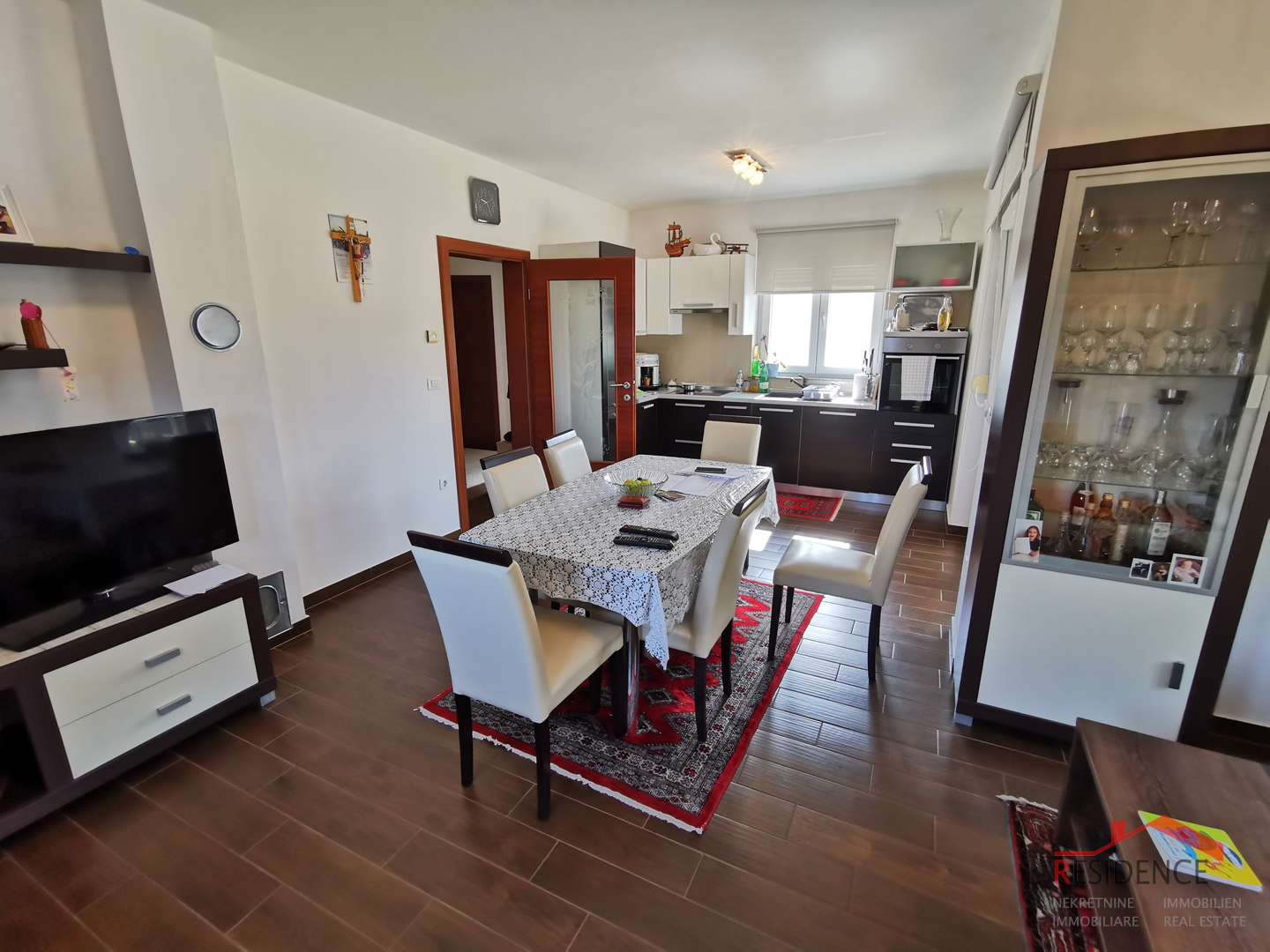 Galižana, zweistöckiges Haus, Garage