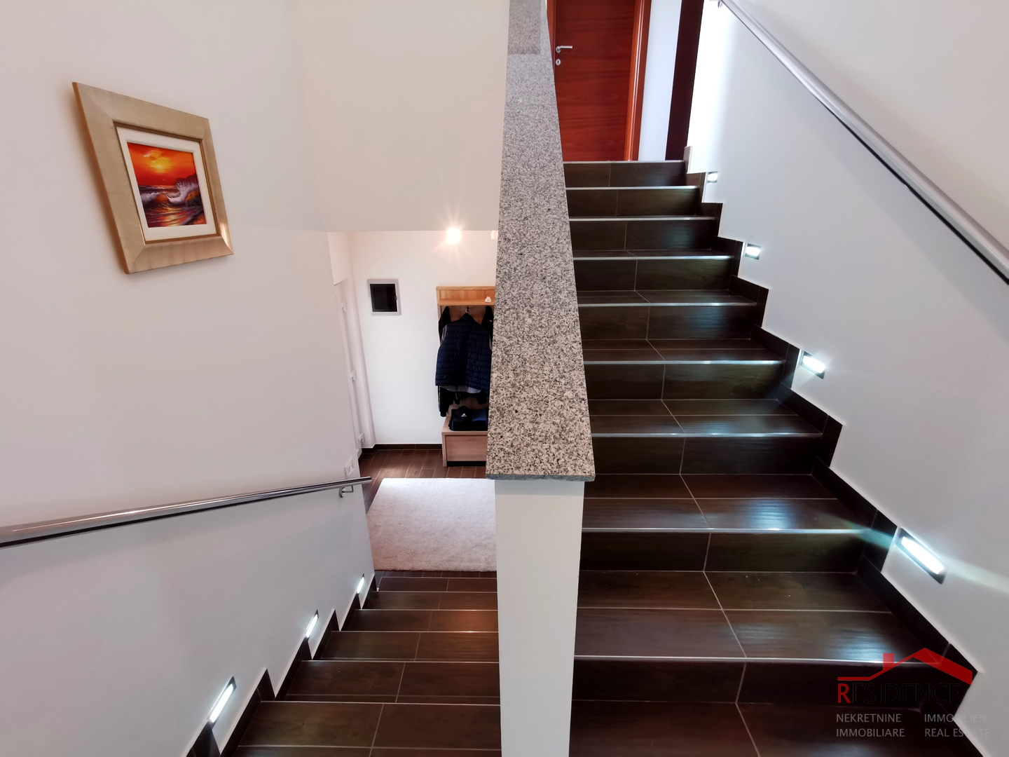 Galižana, zweistöckiges Haus, Garage