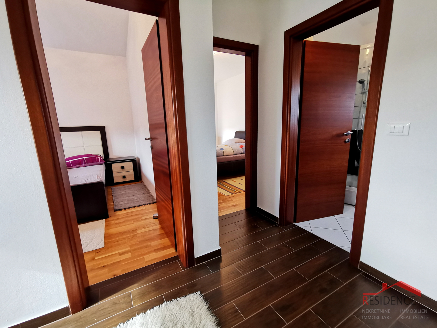 Galižana, zweistöckiges Haus, Garage