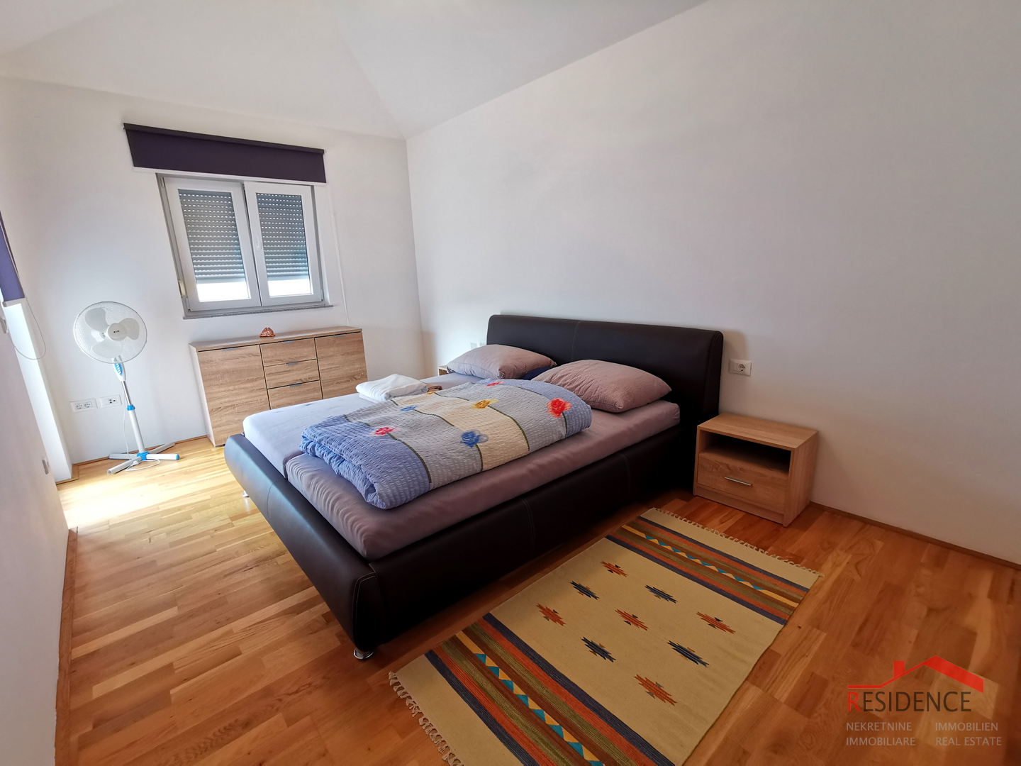 Galižana, zweistöckiges Haus, Garage