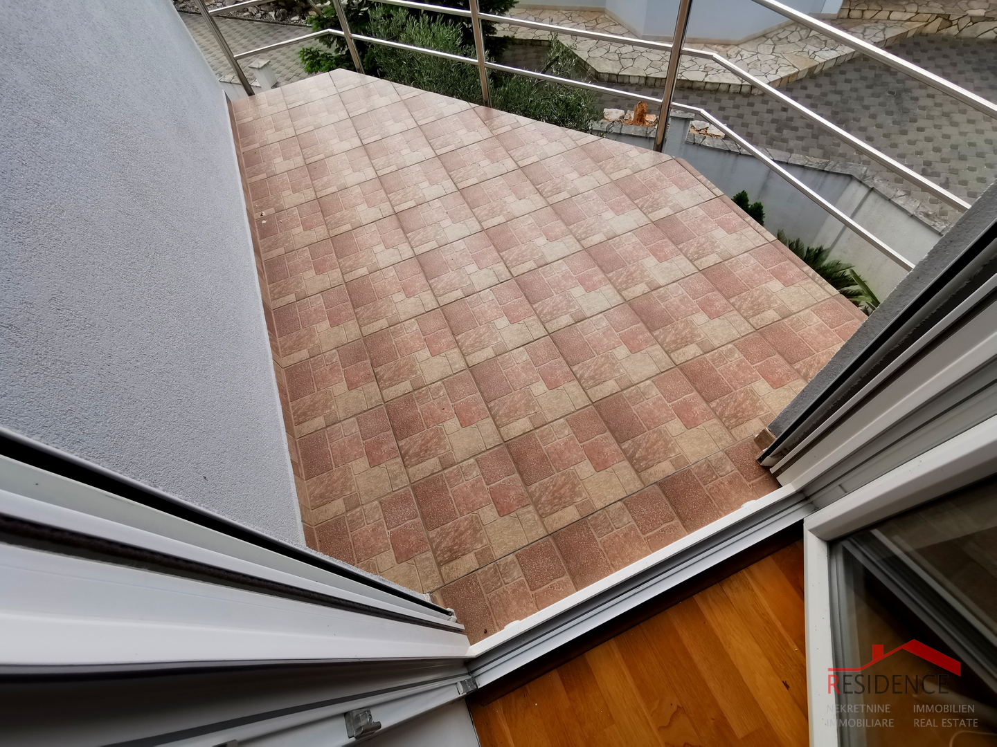 Galižana, zweistöckiges Haus, Garage