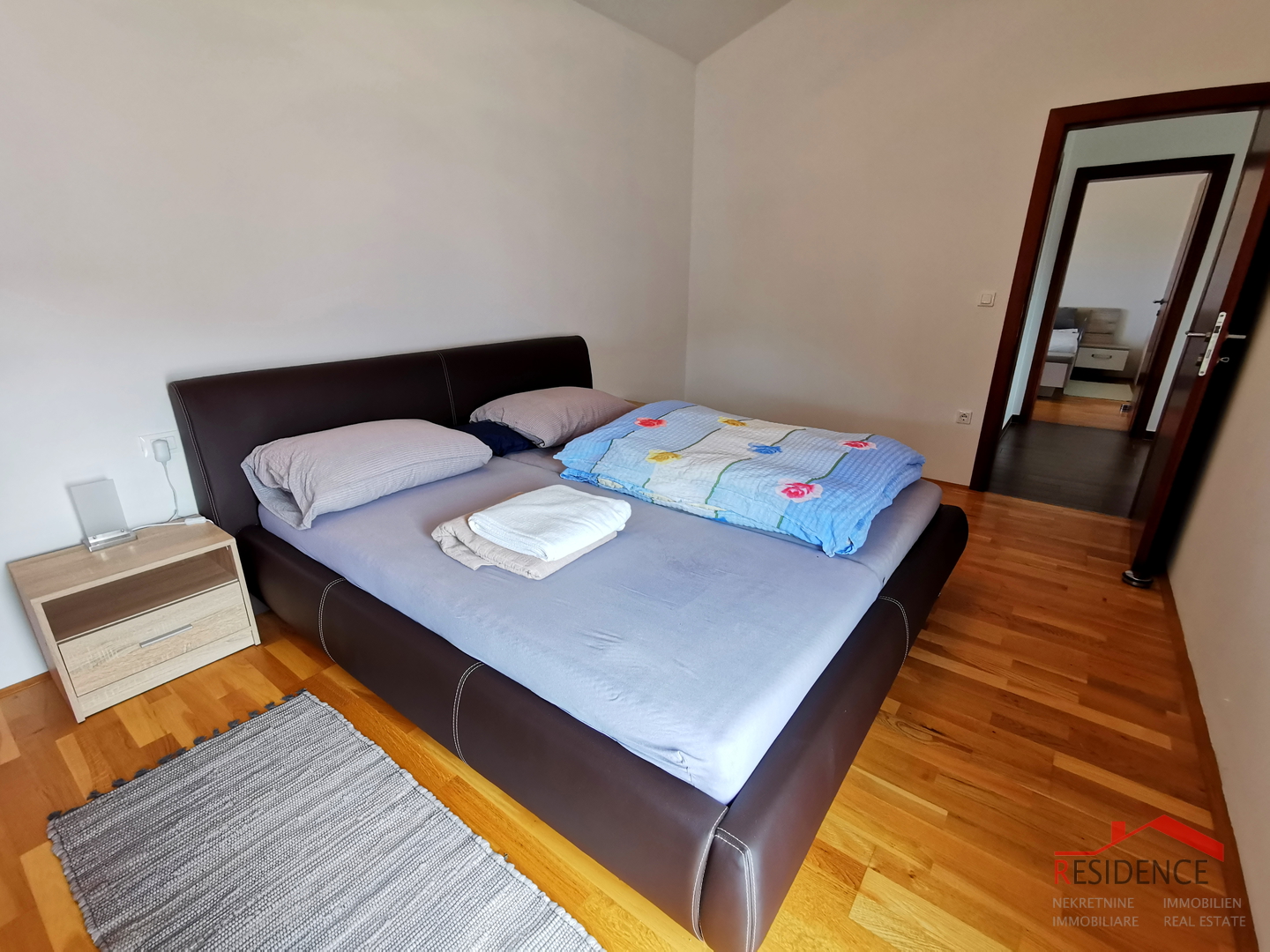 Galižana, zweistöckiges Haus, Garage