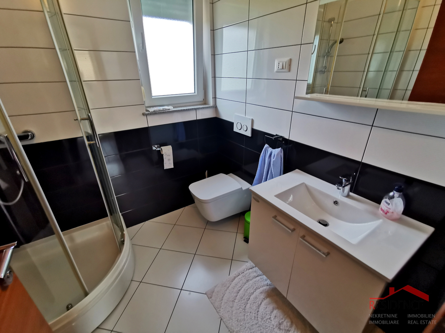 Galižana, zweistöckiges Haus, Garage