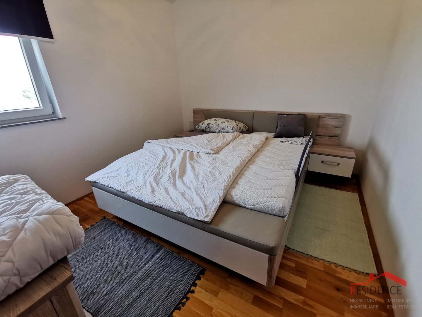 Galižana, zweistöckiges Haus, Garage