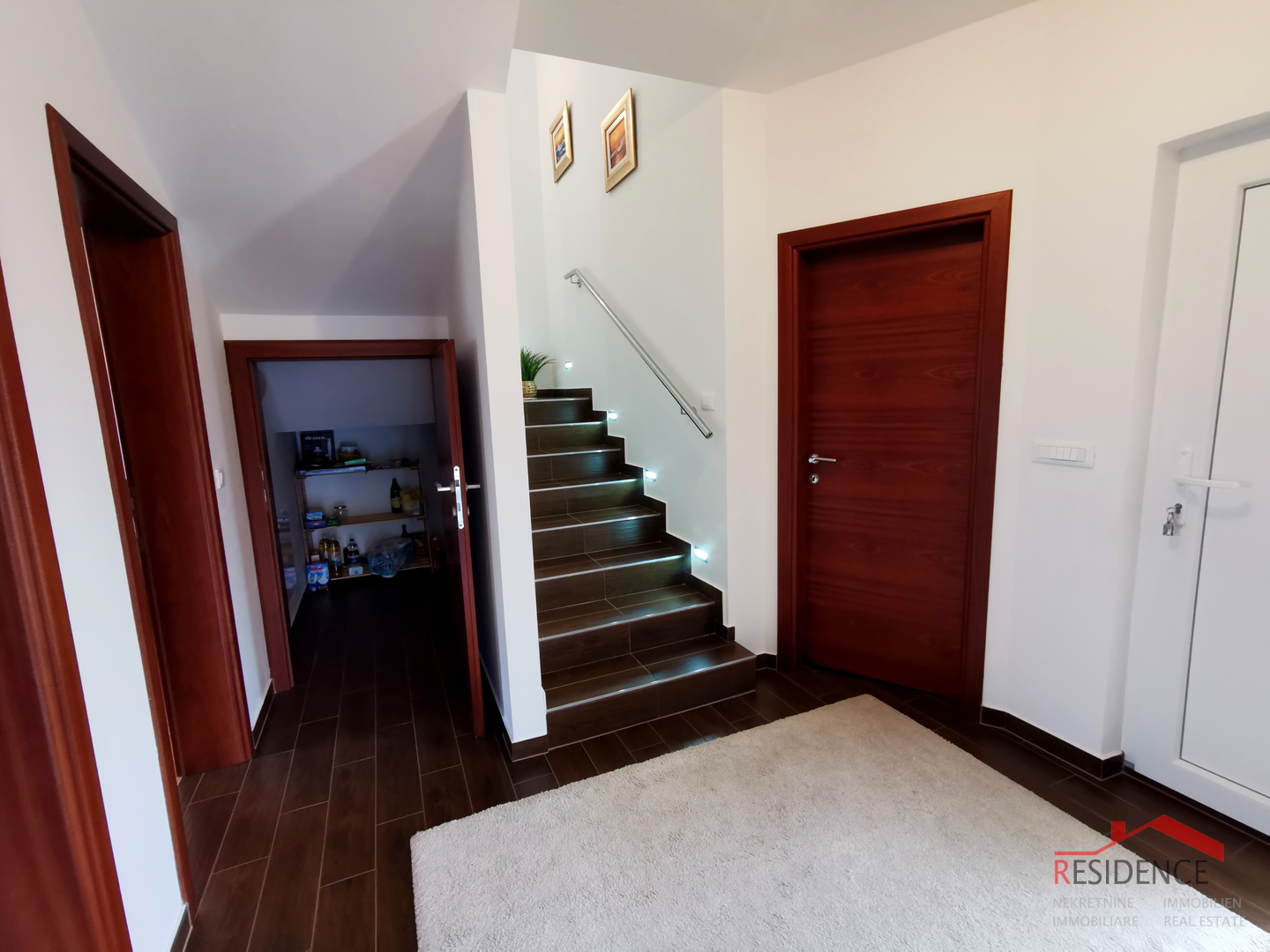 Galižana, zweistöckiges Haus, Garage