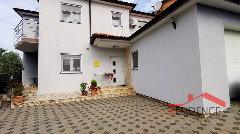 Galižana, zweistöckiges Haus, Garage