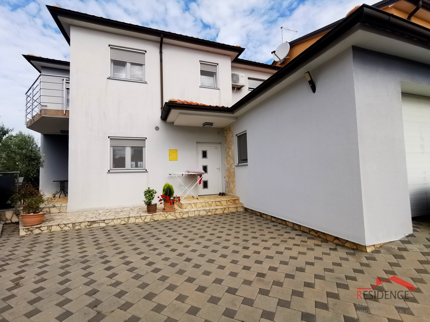 Galižana, zweistöckiges Haus, Garage