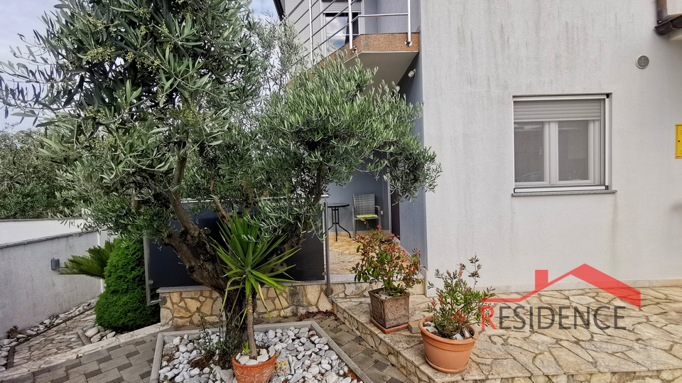 Galižana, zweistöckiges Haus, Garage