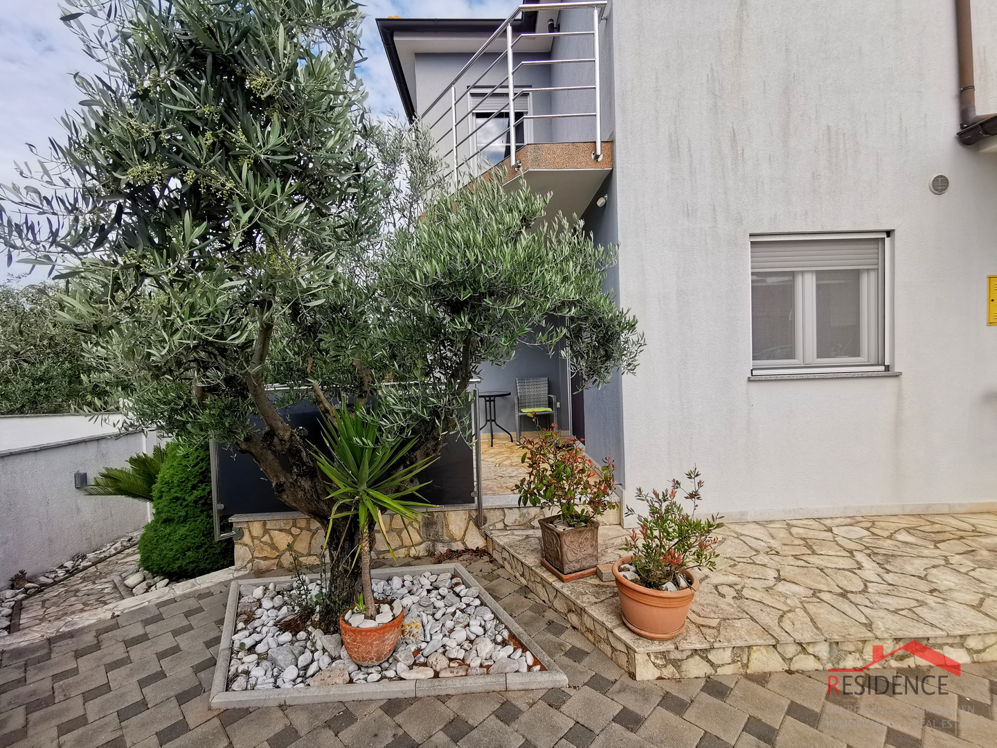 Galižana, zweistöckiges Haus, Garage