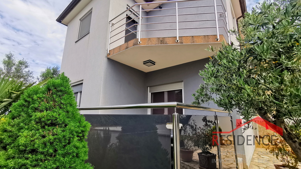 Galižana, zweistöckiges Haus, Garage