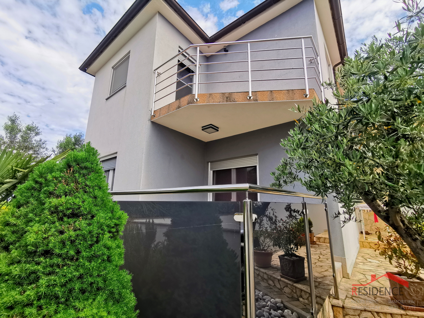 Galižana, zweistöckiges Haus, Garage