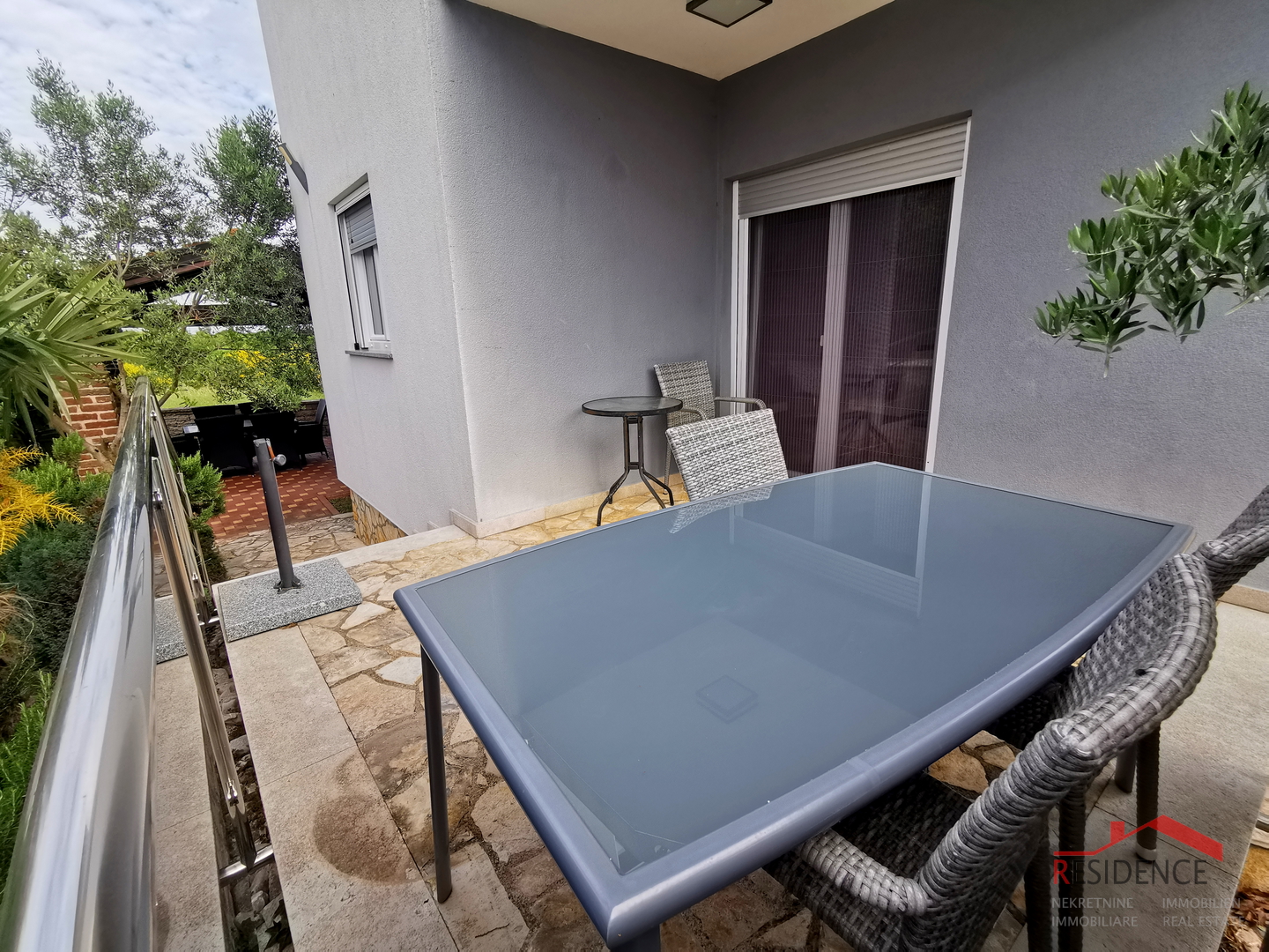 Galižana, zweistöckiges Haus, Garage