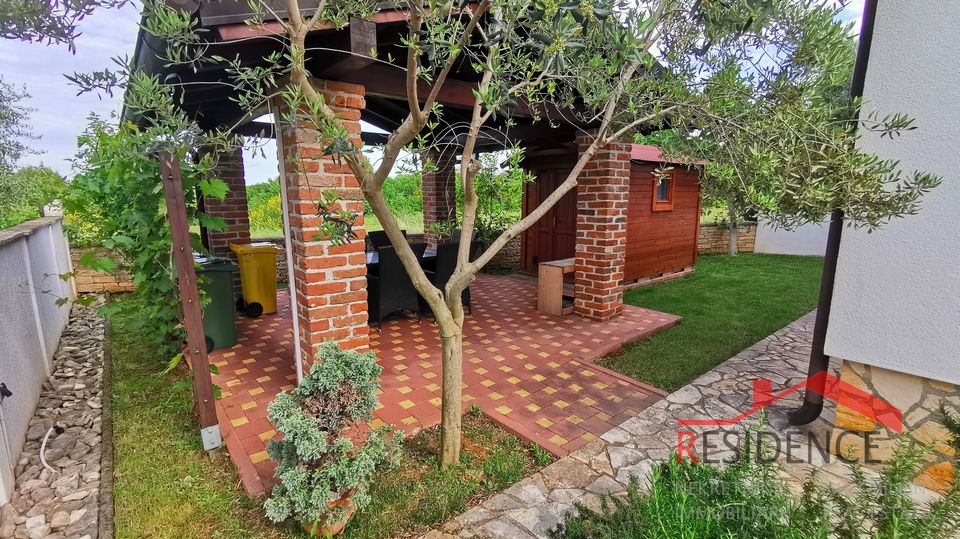 Galižana, zweistöckiges Haus, Garage